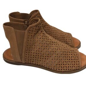 Giani Bini leather peep toe sandals. Size 9.